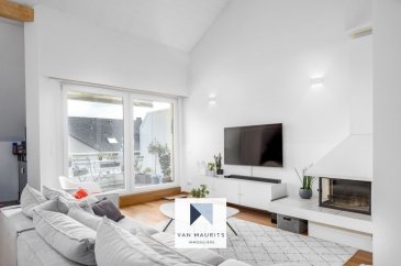 Situé à Bereldange, dans la très prisée commune de Walferdange, proche de Luxembourg-ville, au dernier étage d'une résidence de 8 unités avec ascenseur, cet appartement entièrement rénové en 2021 profite d'une vue panoramique et dégagée.

Il se compose comme suit:

Au 3ème étage, le hall d’entrée de ± 6,5 m² avec armoires sur mesure dessert un séjour lumineux de ± 42 m² (la hauteur sous plafond atteint 5 m) avec accès à une terrasse de ± 5 m² orientée sud, une cheminée traditionnelle et une cuisine ouverte aménagée et équipée Bosch de 2021.Le hall d'entrée dessert ensuite deux chambres à coucher de ± 11 et 16 m²; une salle de bain de ± 4,5 m² (baignoire, double vasque) et un wc séparé.

Au rez-de-chaussée, une cave privative de ± 3 m², un garage fermé, individuel, une place de parking et une buanderie commune complètent l’offre.

Détails complémentaires :

• Rénovation complète 2021 ;
• Dernier étage avec ascenseur (rénové en 2022) ;
• Orientation sud ;
• Hauteur sous plafond au salon 5 m ;
• Double vitrage, volets électriques, velux ;
• Fibre optique ;
• Adoucisseur d'eau ;
• Environnement calme – proximité directe de pistes cyclables, terrains de tennis de Walferdange, terrain de sport et du centre aquatique Pidal ;
• Situation idéale : proche de Luxembourg-ville (2 km), des accès autoroutiers et de toutes commodités (gare, transports publics, commerces, écoles, …).

Agent responsable : Katia Gravière au 661 33 29 82 ou katia@vanmaurits.lu

