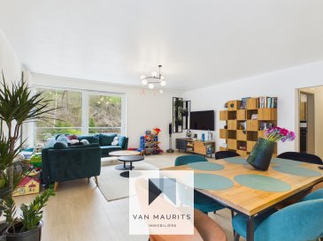 Situé à Lintgen (74, Route Principale), dans un environnement agréable à proximité immédiate des commodités, cet appartement construit en 2008 offre une surface habitable d'environ 90 m². En très bon état général, il se trouve au 3ème et dernier étage d'une résidence avec ascenseur et bénéficie d'une belle vue sur la forêt.

Le bien se présente comme suit :

Au troisième étage, l'appartement s'ouvre sur un hall d'entrée desservant un séjour de ± 36 m² avec sa cuisine équipée et ouverte. Un couloir de ± 10m2 mène à l'espace nuit qui comprend trois chambres de ± 9 m², 10 m² et 14 m².

Une salle de douche moderne de ± 6 m², équipée d'une douche à l'italienne, d'une vasque, d'un wc et d'un sèche-serviettes. Un débarras/buanderie de ± 3 m² apporte un espace de rangement supplémentaire.

Le sous-sol comprend une cave privative.

Au rez-de-chaussée se trouvent deux emplacements de parking - 1 couvert (carport) et un extérieur.

Caractéristiques :

Dernier étage;
2 emplacements de parking;
Chauffage au gaz;
CPE : 