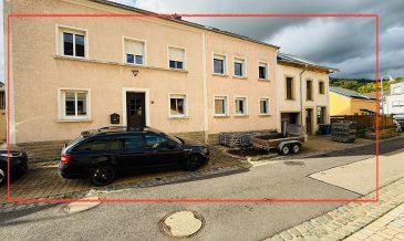 À VENDRE

Grande maison familiale à Rosport ? fort potentiel d'aménagement

Nous vous proposons cette spacieuse maison située à Rosport, offrant de nombreuses possibilités pour une grande famille ou un projet d'aménagement.

Disposition :
	?	Rez-de-chaussée : hall d'entrée, cuisine équipée avec accès direct à la terrasse et au jardin, vaste salon/séjour avec cheminée, salle de bains, buanderie, chaufferie et débarras.
	?	1er étage : hall de nuit, 4 chambres à coucher, bureau et salle de douche.
	?	2ème étage : hall, 3 pièces à aménager selon vos envies, grande pièce déjà aménagée en salle de sport et débarras.
	?	Sous-sol : cave avec possibilité de créer une belle cave à vin.

Annexes & Extérieurs :
	?	Annexe avec passage avant/arrière.
	?	Garage pour une voiture avec accès à l'étage (idéal pour atelier, habitation supplémentaire ou espace loisirs).
	?	Terrasse, jardin et emplacements de stationnement devant la maison.

Cette maison à fort potentiel saura séduire par ses beaux volumes et ses nombreuses possibilités d'aménagement.

N'hésitez pas à demander plus de photos et le plans de la maison. 

Pour toute information complémentaire, veuillez contacter : 

Moura Jemp 
Tél : +352621216646

Les surfaces et dimensions sont données à titre indicatif.