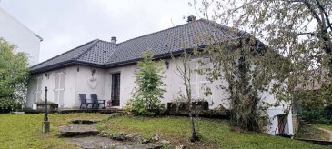 Une Architecture pensée pour la facilité, maison individuelle de type F6 sur sous-sol complet.
Découvrez cette maison individuelle établie au 2, de la rue d’Alzing à BOUZONVILLE sur un terrain clos et arboré de 17a27ca. 
Elle se distingue par son agencement intérieur très pratique, offrant l'intégralité des espaces de vie sur un seul niveau de 119.58 m2 habitables, pour une circulation fluide et un confort maximal au quotidien.
Le détail des espaces de vie : 
Elle offre un cadre de vie très agréable, avec notamment :
•	Une grande pièce de salon et séjour de 41.43 m², idéale pour recevoir ou se détendre près de sa cheminée à l’âtre.
•	Trois chambres de 15.53 m² - 12.54 m² - 11.35 m².
•	Un bureau : 7.86 m²
•	Une cuisine : 10.89 m² (avec possibilité d'ouverture sur le séjour)
•	Une salle de bains : 6.27 m²
•	WC séparé
Le Privilège d'un Sous-sol Complet
Cette maison repose sur un sous-sol intégral de la même surface. Cet espace polyvalent représente une valeur ajoutée considérable : son grand garage peut accueillir trois véhicules, il y existe un espace d'atelier, ainsi que des pièces pouvant être aménagées selon vos besoins (salle de musculation par exemple), également un second WC.
Emplacement de Premier Choix
Sa situation est tout simplement idéale. Vous bénéficiez d'une adresse de choix, à proximité immédiate du centre-ville. L'accès aux commerces, aux services et aux transports se fait facilement à pied.
Caractéristiques Clés
•	Agencement : Maison offrant la totalité des espaces de vie sur un seul niveau.
•	Commodités : Vaste et pratique sous-sol complet.
•	Localisation : Proximité immédiate du centre-ville (tout accessible à pied).
•	Chauffage : central au gaz de ville.
N’hésitez pas à nous pour des renseignements complémentaires ou pour organiser votre visite et saisir cette opportunité ! Notre commercial Gérard STOULIG (EI) est à votre disposition au : 06 03 40 33 55 – Mail : agenceabel@gmail.com.
NB : LE BIEN EST IMMEDIATEMENT DISPONIBLE – LES FRAIS D’AGENCE SONT A LA CHARGE DU VENDEUR.