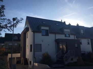 Très belle maison jumelée située dans une rue calme et sans issue, érigée sur un terrain de 3a47ca se composant ainsi: 
Sous-sol: Surface de 100m2. Garage pour 2 voitures, 3 grandes caves, buanderie et local technique. 
Rez-de-chaussée: Hall d'entrée avec wc séparé, grand salon/salle à manger  avec accès terrasse équipée d'une marquise électrique et jardin, cuisine équipée et bureau.
1er étage: Grande chambre parental avec dressing et salle de bain (baignoire et douche) avec balcon, 2 chambres à coucher et salle de douche.
2ème étage: Grande chambre / pièce aménagée avec balcon et salle de douche.
La toiture est en zinc, façade isolante, installation domotique, chauffage au sol, volets électriques etc...
Situation très calme, idéalement conçue pour une famille aimant la nature et la tranquillité. 
Matériaux de très haut standing, feu ouvert au gaz dans le salon