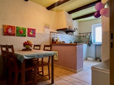 Maison F5, 112 m² à ROMBAS. Découvrez cette maison de village mitoyenne, située dans un environnement paisible.  Elle se compose d'une cuisine, un séjour, un salon, trois chambres, une salle de bains et une salle d'eau, une buanderie.
À l'extérieur, vous bénéficierez d'une cour  accessible par le salon, ainsi que de deux grands garages. Un jardin de 6 ares, situé à deux pas de la maison, complète cet ensemble.
Bien que des travaux de rafraîchissement et de modernisation des revêtements soient à prévoir, cette maison offre un potentiel certain pour être aménagée à votre goût.