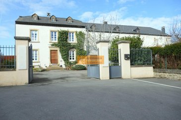 Belle propriété rénovée d\'une surface totale de 700m2 située sur un terrain de 6 ares, avec une très belle cour intérieure menant à la fermette.<br><br>La partie maison d\'habitation est très lumineuse et se compose comme suit : <br><br>Le rez-de-chaussée :  Hall d\'entrée avec un escalier moderne lumineux en verre, grand living/salle à manger avec cheminée donnant sur la grande cuisine équipée. On dispose également d\'une grande terrasse exposée plein SUD et d\'un WC séparé.<br><br>Etage 1 : Palier en verre, grande chambre parentale avec dressing donnant sur une magnifique salle de bains moderne avec douche et baignoire. Sur le palier vous y trouverez également un débarras/dressing supplémentaire.<br><br>Etage 2 : 2 belles chambres à coucher et 1 salle de douche avec WC.<br><br>Sous-sol : grande cave avec douche et chaufferie/ buanderie.<br><br>On a également une deuxième cave voutée accessible par l\'extérieur de la partie maison.<br><br>La 1er partie grange :<br>Rez-de-chaussée :  Grand garage avec accès vers la partie galerie. La partie galerie avec une grande porte vitrée est divisée en grande pièce ouverte avec une réception, bureau et WC séparé (idéal pour une profession libérale).<br><br>Etage1 :  Grand palier donnant sur une grande pièce ouverte, salle de douche avec double cabine et 1 pièce/chambre.<br><br>Etage 2/Grenier : grande espace ouvert différentes possibilités d\'aménagement.<br><br>2ième partie grange : <br>Rez-de-chaussée : Hall, cave et pièces de rangement.<br>Etage 1 : 1 studio<br>Etage 2 : 1 appartement et 1 studio<br><br>On dispose également d\'un jardin sur la partie droite de la fermette.<br><br>Possibilité de stationner plusieurs  voitures dans la cour intérieure.<br><br>Absolument à visiter. <br><br>La fermette est un objet rare combinant l\'ancien avec le moderne, à proximité des écoles et du parc de Hesperange, ainsi qu\'à quelques minutes seulement du nouveau quartier du Ban de Gasperich et de la Ville de Luxembourg.  Arrêts de bus devant la porte.<br>