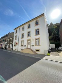 Real G Immo vous présente un bel appartement au rez-de-chaussée de +/- 48 m² dans une résidence de 6 unités.<br><br>Celui-ci se compose comme suit:<br><br>Hall d\'entrée,<br>Cuisine équipée séparée, salon/salle à manger, salle de bain et une chambre à coucher.<br><br>A proximité se trouve l\'école primaire, la piscine, parc pour enfants...<br><br>Real G Immo vous accompagne dans toutes vos démarches administratives et financières, si besoin.<br><br>Pour plus de renseignements ou une visite des lieux (également possibles le samedi sur rdv), veuillez nous contacter au 28.66.39.1.<br><br>Les prix s\'entendent frais d\'agence de 3 % TVA 16 % inclus.