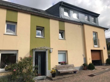 Newgest immobilière vous propose :
Une maison avec appartement intégré située a Schieren 


La maison se compose d'un hall d'entrée, d'un living, d'une salle à manger, d'une cuisine équipée séparée, d´un Wc séparé de 4 chambres,d´ un espace bureau d´une salle de douche d´une salle de bain d´une cave et d´un garage. 
La maison bénéficie également d'un appartement de 56 m²  actuellement loué d´un beau jardin et d'un emplacement de parking extérieur privatif.
