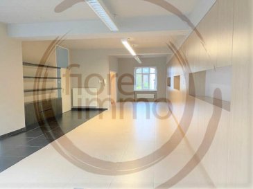 Nous avons le plaisir de vous proposer à la location de charmants bureaux divisés en 2 pièces, dont une très grande, avec une toilette.<br><br>Ideal pour les activités qui nécessitent de la visibilité.<br><br>Les plus grands atouts de ces bureaux sont qu\'ils sont très lumineux et situé sur la rue de Beggen, proche de nombreuses commodités. <br><br>Parkings disponibles.<br><br>Frais d\'agence à la charge du locataire: 1 mois de loyer + 17% TVA.<br><br>Pour plus de renseignements, veuillez contacter l\'agence.<br /><br />Wir haben das Vergnügen, Ihnen zur Miete charmante Büros anzubieten, die in 2 Zimmer unterteilt sind, von denen eine sehr groß ist, mit einer Toilette.<br><br>Ideal für Aktivitäten, die Sichtbarkeit erfordern.<br><br>Sehr hell, es befindet sich auf der Straße von Beggen, in der Nähe der vielen Annehmlichkeiten.<br><br>Parkplätze zur Verfügung.<br><br>Agenturgebühr zu Lasten des Mieterteils: 1 Monat Miete 17% Mehrwertsteuer.<br><br>Für weitere Informationen wenden Sie sich bitte an die Agentur.<br><br /><br />We are pleased to propose you the rental of these charming offices divided into 2 rooms, including a very large one, with a toilet.<br><br>Perfect fit for activities that require visibility.<br><br>The major assets of these offices are that they are very bright and located on Beggen Street, close to many commodities.<br><br>Parkings availables.<br><br>Agency fees at the expense of the tenant: 1 month rent + 17% VAT.<br><br>For more information, please contact the agency.