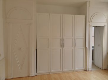 À louer – Superbe F2 de caractère en hyper centre

Idéalement situé en plein cœur de la ville, ce magnifique appartement F2 de 62 m² saura vous séduire par son charme authentique et sa belle luminosité.

Dès l’entrée, vous accédez à une agréable petite cour intérieure, apportant calme et intimité. Le logement offre un séjour lumineux, une cuisine fonctionnelle, ainsi qu’une chambre chaleureuse avec cheminée et placards aménagés.

Vous disposerez également d’une salle de bains avec baignoire et de WC séparés.

Les + du bien :

- Petite terrasse agréable
- Double vitrage pour un confort optimal
- Chauffage individuel au gaz (gestion autonome)
- Cachet de l’ancien (cheminée, volumes)
- Situation exceptionnelle en hyper centre

Appartement libre immédiatement.

Un bien rare, idéal pour les amateurs de charme en cœur de ville !