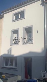 Grande maison rénovée, situé dans une rue tranquille au centre de Differdange, avec 2 entrée individuelles (possibilité d’aménager un studio au rez donnant accès sur une grande terrasse).

Comprenant : 5 chambres à coucher, cuisiné équipée, living/salle à manger, 2 salles de douches, wc séparé, cave aménagée (une 2ème cuisine équipée, un living et une salle de douche), buanderie et 2 terrasses. Pas de jardin (possibilité de faire un garage).

Toutes les indications sont basées exclusivement sur les informations mises à notre disposition par nos clients. Nous n’assumons aucune garantie quant à l’exactitude et l’actualité de ces indications. Les prix affichés s'entendent frais d'agence inclus de 3% + 17%TVA. Les honoraires d'agence sont à charge des vendeurs.