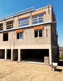 Gros oeuvre fermé realisé, livraison clés en main prévue fin septembre 2026.

Nous vous présentons ce superbe duplex de 96,90 m² situé au 7 rue Foxenhiehl à Dudelange, au sein de notre nouveau projet résidentiel AM DUERF.

Cette propriété rare offre une vue dégagée et à couper le souffle sur la vallée jusqu'à Leudelange, dans un environnement calme et verdoyant.

**Agencement - Niveau Jardin :**  
Salon : 14,95 m²  
Cuisine / Salle à manger : 25,61 m²  
Hall / Vestiaire : 6,52 m²  
WC séparé : 2,40 m²  
Stockage : 6,24 m²  
Terrasse : 22,50 m²  
Abri de jardin : 12,00 m²  
Jardin privé : 163,87 m²  

**Agencement - Rez-de-chaussée :**  
Chambre : 12,00 m²  
Dressing : 9,02 m²  
Salle de bain : 4,58 m²  
Hall d'entrée : 7,84 m²  
Garage privé + place devant le garage (prix : 25 000 €)  

**Caractéristiques Techniques :**  
Classe énergétique A-B  
Triple vitrage  
Chauffage par le sol avec isolation entre dalles  
Façade isolante  
Toit plat isolé  

**Finitions de Qualité :**  
Carrelages Mirage  
Portes intérieures HÖRMANN  
Fenêtres à triple vitrage  
Peinture intérieure soigneusement sélectionnée par l'acheteur  

**Garantie :**  
Garantie de deux ans et de dix ans fournie par Le Foyer Assurances  

**À propos de KVAADRAT :**  

KVAADRAT est un promoteur immobilier basé au Luxembourg, reconnu pour son engagement envers la qualité, le respect des délais et la réalisation de projets à taille humaine. Nous sommes fiers d'offrir des propriétés fonctionnelles, durables et esthétiques parfaitement intégrées dans leur environnement.