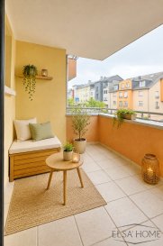 OBERKORN 

Appartement lumineux 3 pièces modulables avec terrasse, balcon et parking

Description du bien

Espace nuit & modulable :  

Une grande chambre parentale de 14 m², équipée d'une armoire encastrée, avec accès au balcon privé.  

Une seconde pièce lumineuse (moins de 9 m²), idéale en chambre d'enfant.  

Une troisième pièce (moins de 9 m²), pouvant servir de bureau (télétravail), de dressing ou de chambre d'appoint.

Espace de vie :  

Un salon convivial avec une cuisine ouverte entièrement équipée.  

Un accès direct à une terrasse couverte, agréable et exploitable en toute saison.

Commodités

Un hall d'entrée avec couloir desservant toutes les pièces.  

Un débarras pratique pour le rangement.  
Une salle d'eau moderne avec douche et WC.

Les plus

Un emplacement de parking intérieur privatif.  

Deux caves de stockage.

Situation stratégique à Oberkorn

Situé à proximité immédiate des écoles, dont l'École Internationale, des commerces, du centre aquatique Aquasud, de la gare d'Oberkorn et de l'Université LUNEX.

Prix de présentation : 549 000.-€ Frais d'Agence Inclus.

Les surfaces et informations reprises dans cette annonce sont communiquées à titre indicatif et sans valeur contractuelle.

Pour toutes questions ou demandes d'informations, n'hésitez pas à nous contacter, nous serons toujours à votre service.

Agence ELSA'HOME à votre écoute pour la concrétisation de vos projets en toute confiance.

---------------------------------------------------------

OBERKORN 

Bright, flexible 3-room flat with terrace, balcony and parking

Property description

Sleeping and flexible living areas:  

A large master bedroom (14 m²), fitted with a built-in wardrobe, with access to a private balcony.  

A second bright room (under 9 m²), ideal as a child's bedroom.  

A third room (less than 9 m²), which could serve as a home office, walk-in wardrobe or spare bedroom.

Living area:  

A cosy living room with a fully fitted open-plan kitchen.  

Direct access to a covered terrace, which is pleasant and can be enjoyed all year round.

Amenities

An entrance hall with a corridor leading to all rooms.  

A handy storage room.  
A modern bathroom with shower and toilet.

Highlights

A private indoor parking space.  

Two storage cellars.

Prime location in Oberkorn

Situated in the immediate vicinity of schools, including the International School, shops, the Aquasud aquatic centre, Oberkorn railway station and LUNEX University.

Asking price: €549,000. Agency fees included.

The floor areas and information contained in this advertisement are provided for information purposes only and are not contractually binding.

If you have any questions or require further information, please do not hesitate to contact us; we are always here to assist you.

ELSA'HOME is here to help you bring your projects to fruition with complete confidence.