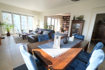 A LOUER : Appartement lumineux au cœur de Belair (120m2) 

Dans quartier très prisé de Luxembourg-Belair, 28, rue Jean-Pierre Brasseur, au 3ieme étage (avec ascenseur) d'un immeuble en retrait au calme et très central proche du parc de Luxembourg :

-120m2 habitable + terrasse avec marquise exposée sud-ouest + balcon
-état excellent et calme
-couloir avec 3 placards intégrés
-grand living très lumineux avec salle à manger et bureau (50m2) avec bibliothèque en chêne intégrée
-belle cuisine équipée très fonctionnelle
-2 spacieuses chambres à coucher (18m2 et 15m2) avec parquet au sol
-1 salle de douche avec WC + 1 salle-de-bain avec WC et emplacement pour machine à laver 
-1 cave et 1 parking sous-terrain
-arrêt tram à 3 mins/ commerce alimentaire à 5 mins/ centre-ville à 10 minutes à pied

Quartier très résidentiel en plein cœur de Belair. Disponible le 1er août 2026.
Contrat de bail de deux ans minimum. Frais d'agence : un mois de loyer +TVA, 50% à charge du locataire, 50% à charge du bailleur. 
Contact et visites : Rosalba MAITRE téléphone 691 550 189, email :
rosalba@parkagence.lu & Arianna GHITTINO, téléphone : 691 205 573, email : arianna@parkagence.lu