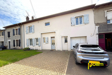 Belle découverte, coup de coeur assuré !!.  Magnifique maison de village de plus de 190 m2 rénovée avec goût. Cuisine équipée, belle pièce à vivre très chaleureuse avec accès sur l'extérieur. Quatre grandes chambres, deux salles de bains et garage. Système de chauffage récent (pompe à chaleur). Tout confort.
 Terrasse couverte très agréable et sans vis à vis avec un beau jardin sur l'arrière totalement clos et arboré avec une dépendance. Aucuns travaux à prévoir.
 Les informations sur les risques auxquels ce bien est exposé sont disponibles sur le site Géorisques : www.georisques.gouv.fr