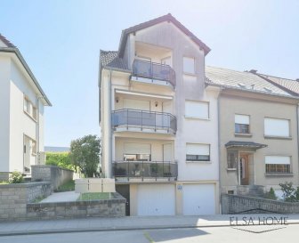 À VENDRE : Spacieux appartement 1 chambre avec 2 garages-box à Esch-sur-Alzette (Lallange)

Disponible immédiatement

Situé dans une rue calme et résidentielle (Rue de Rotterdam), cet appartement lumineux et très spacieux de type 1 chambre se trouve au premier étage d'une petite copropriété de seulement 3 unités. Sans ascenseur, cette résidence offre tranquillité et intimité.

D'environ 73 m², il propose des volumes rares pour un logement d'une chambre. L'agencement actuel est optimisé pour le confort : en entrant, vous découvrez un vaste hall d'entrée, équipé d'une penderie, qui dessert toutes les pièces, offrant un espace pratique pour le rangement. Le grand salon/séjour, lumineux et accueillant, s'ouvre sur une terrasse équipée d'une marquise, idéale pour profiter des beaux jours à l'abri du soleil. La cuisine séparée et équipée donne accès à un second balcon ensoleillé, doté d'un espace de rangement intégré, parfait pour savourer un café ou un brunch en extérieur.

Une grande chambre à coucher, confortable et lumineuse, dispose d'un accès facile à une salle d'eau moderne et fonctionnelle. Un WC séparé, pratique et discret, se trouve également dans l'entrée pour plus de confort.

Le potentiel de cet appartement réside dans sa surface généreuse : le volume important du séjour permet, à moindre coût, de créer une deuxième chambre en divisant simplement l'espace, tout en conservant un espace salon convivial. Cette flexibilité offre la possibilité d'adapter le logement à vos besoins, que ce soit pour une famille en croissance ou pour optimiser la rentabilité locative.

Deux garages-box privatifs fermés complètent ce bien, permettant de stationner deux véhicules en toute sécurité ou d'envisager un usage locatif indépendant. Une cave privative saine et pratique constitue un espace de stockage supplémentaire.

Situé dans un quartier recherché, à proximité immédiate de toutes les écoles, lycées, crèches, maison relais, ainsi que des commodités essentielles. La situation stratégique permet un accès facile aux autoroutes et aux transports en commun, facilitant tous vos déplacements.

Ce bien représente une opportunité exceptionnelle : un appartement spacieux avec un fort potentiel d'aménagement, idéal pour un premier achat, un couple ou un investisseur souhaitant bénéficier d'un rendement locatif attractif, avec la possibilité de louer séparément les garages.

Pour toute question ou demande d'informations, n'hésitez pas à nous contacter, nous serons toujours à votre service.

Agence ELSA'HOME, à votre écoute pour la concrétisation de vos projets en toute confiance.

---------------------------------------------------------

FOR SALE: Spacious 1-Bedroom Apartment with 2 Parking Boxes in Esch-sur-Alzette (Lallange)

Available immediately

Located on a quiet and residential street (Rue de Rotterdam), this bright and very spacious 1-bedroom apartment is situated on the first floor of a small co-ownership comprising only 3 units. Without an elevator, this residence offers tranquility and privacy.

Approximately 73 sqm, it offers rare volumes for a one-bedroom property. The current layout is optimized for comfort: upon entering, you are welcomed by a large hallway fitted with a wardrobe, which leads to all rooms and provides practical storage space. The spacious living room, bright and inviting, opens onto a terrace equipped with a marquee, perfect for enjoying sunny days sheltered from the sun. The separate, equipped kitchen grants access to a second sunny balcony with built-in storage, ideal for enjoying coffee or outdoor brunch.

A large, comfortable, and luminous bedroom has easy access to a modern, functional bathroom. A separate WC, practical and discreet, is also located in the entrance area for added convenience.

The potential of this apartment lies in its generous surface area: the large living space allows, at minimal cost, to create a second bedroom by simply dividing the space, while maintaining a convivial living area. This flexibility enables you to adapt the apartment to your needs, whether for a growing family or to maximize rental income.

Two private, enclosed parking boxes complete this property, providing secure parking for two vehicles or the possibility of independent rental. A clean, practical private cellar offers additional storage space.

Situated in a sought-after neighborhood, close to all schools, high schools, nurseries, and community centers, as well as essential amenities. Its strategic location offers easy access to highways and public transportation, facilitating all your travel needs.

This property presents an exceptional opportunity: a spacious apartment with great potential for customization, ideal for a first-time buyer, a couple, or an investor seeking attractive rental yields, with the option to rent out the garages separately.

Available immediately, this property allows for quick and easy move-in, making it an ideal opportunity for a first purchase or an investment.

ELSA'HOME Agency is here to help you realise your projects with complete confidence.