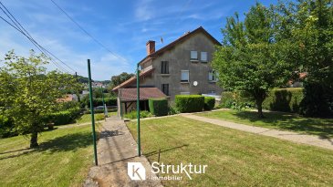 .  Maison 4 chambres avec jardin à Audun-le-Tiche   Idéal frontaliers !  À quelques minutes du Luxembourg, belle maison mitoyenne avec grand jardin, garage, 4 chambres, terrasse et potentiel supplémentaire. Quartier calme, commodités à pied. Une opportunité rare !
  
 À Audun-le-Tiche, dans un quartier calme et agréable, cette maison mitoyenne attend ses nouveaux occupants. Vous êtes à deux pas de la frontière luxembourgeoise. Idéal pour les frontaliers. Les écoles, commerces et arrêts de bus sont accessibles à pied. Un cadre pratique au quotidien, sans renoncer à la tranquillité.
  
  La maison, construite en 1949, repose sur un beau terrain clos et arboré de 6,27 ares. Elle développe environ 127 m2 habitables répartis sur trois niveaux, plus un sous-sol complet. Dès l'entrée, vous sentez le potentiel.
    Au rez-de-chaussée, un hall dessert une cuisine équipée avec accès direct à la terrasse et au jardin. Le salon-séjour, lumineux et chaleureux, s'organise autour d'une cheminée, parfaite pour vos soirées d'hiver. un wc séparé.
   
 À l'étage, deux chambres spacieuses, une salle d'eau moderne, et une pièce supplémentaire à aménager selon vos envies. Dressing ? Bureau ? Débarras ? À vous de choisir.
   
 Au deuxième étage, deux autres chambres complètent l'espace nuit. Un cellier y est également présent. Bonne nouvelle : il peut facilement être transformé en salle d'eau, pour un confort de vie optimal à chaque niveau.
  
  Le sous-sol est pratique et bien pensé. Vous y trouverez une buanderie avec douche, un atelier, une cave à vin, un dégagement de rangement, et un garage fermé par une porte motorisée.
  
 À l'extérieur, une place de stationnement se situe juste devant. Le jardin, verdoyant et intime, accueille une grande terrasse dont une partie est couverte. Parfait pour les repas en famille ou les soirées d'été.
   
 La maison dispose de menuiseries double vitrage bois, d'un chauffage central au gaz (chaudière Buderus), et d'une cuisine équipée (lave-vaisselle, four, plaque de cuisson , hotte, frigo), salle d'eau meublée et radiateur sèche-serviettes.
  Une maison de caractère, avec du volume, du charme et de belles possibilités. À découvrir sans tarder.
   
 DPE : F/F
  
 Estimation des coûts annuels d'énergie du logement Les coûts sont estimés en fonction des caractéristiques de votre logement et pour une utilisation standard sur 5 usages (chauffage, eau chaude sanitaire, climatisation, éclairage, auxiliaires) voir p.3 pour voir les détails par poste. entre 3 740 EUR et 5 090 EUR par an Prix moyens des énergies indexés sur les années 2021, 2022, 2023 (abonnements compris)
  
 Honoraire charge acquéreur inclus dans le prix : 3,5%