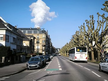 THIONVILLE – Rue Général de CASTELNAU 
MAISON DE CARACTÈRE construite en 1937 
260 m² sur 3 niveaux + sous-sol . 

Un grand hall d’entrée de type Art Déco dessert 8 grandes pièces, une cuisine , une salle de bain, une salle d’eau , 2 greniers.

Parquets de chêne, belle hauteur sous plafond.

Son volume et sa configuration permettent d’envisager différents projets : 
- résidence principale familiale ou semi- professionnelle 
- locaux uniquement professionnels ( cabinet- bureaux- stars-up…. )

Actuellement grand jardin arboré au calme à l’arrière avec garage indépendant.
Possibilité de créer des places de stationnement sur la propriété et d’envisager une entrée accessible PMR. 

UN BIEN RARE à proximité du centre-ville , et de toutes commodités ( commerces , écoles , bords de Moselle , Gare...)
TRAVAUX à prévoir.

Annonce rédigée par Philippe HAUSHERR , agent commercial enregistré au RSAC THIONVILLE sous le numéro TI 332 168 434 ,détenteur de l'Attestation de Collaborateur de l'Agence CTN Immobilier. 7 place au bois 57000 THIONVILLE.
Carte professionnelle n° 5705 2018 000 025 433 Transactions sur immeubles et fonds de commerce délivrée par la CCI de la Moselle. Responsabilité civil professionnelle AXA Paris. Absence de garantie financière : non détention de fonds, effet ou valeur, autre que ceux représentatifs de sa rémunération ou de sa commission, à l'occasion des opérations spécifiées par l'article 1er (1°à 5°) de la Loi du 2 Janvier 1970