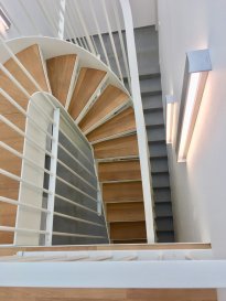 A Garnich, magnifique maison jumelée contemporaine récente et idéalement située::
- au rez de chaussée : hall d'entrée avec vestiaire, un WC séparé, une cuisine équipée avec débarras, un grand living avec larges baies vitrées donnant sur la terrasse, un bureau ou une chambre enfant.
au 1er étage : une chambre parentale avec salle de douche privative et WC, 2 chambres, une salle de bain avec WC. Les 3 chambres de l'étage ont chacune accès à une terrasse.
au 2ème étage : chaufferie, grand espace grenier avec placards pour rangement.
au sous-sol : grand garage 2 voitures, buanderie, caves, salle de douche avec WC, accès vers le jardin.
Chauffage sol, alarme, stores électriques.