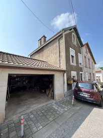 Maison jumelée - 80m ². PANETTA Immobilier vous propose, 

Dans un quartier très calme à Mont-Saint-Martin, 

Une maison jumelée d'environ 78m² se composant comme suit :

Au rez-de-chaussée, vous trouverez une entrée desservant une cuisine et un espace salon/séjour avec accès terrasse et jardin.

L'étage est composé de deux chambres et les combles de ce bien sont aménageables en deux chambres supplémentaires si besoin.

Au sous-sol, deux caves avec un accès au jardin viennent compléter le bien.

Jardin sur l'arrière et grand garage attenant avec porte motorisée.

La toiture a été rénovée en 2006 ; le chauffage est au fuel ; les fenêtres sont en double vitrage PVC, quelques remises aux normes de l'électricité sont toutefois à prévoir.

Pour plus d’informations, veuillez contacter Monsieur COLSON Emmanuel au +33 7 81 30 24 02.

Les informations sur les risques auxquels ce bien est exposé sont disponibles sur le site Géorisques : www.georisques.gouv.fr