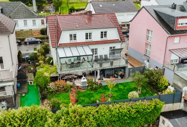 Manso Immo vous propose en exclusivité cette superbe maison individuelle au style contemporain, construite avec des matériaux haut de gamme et entretenue avec le plus grand soin. Implantée sur un terrain de 4.25 ares et de 300m2 brut, cette propriété séduit par ses volumes généreux, sa luminosité naturelle et sa vue dégagée grâce à sa position dominante.

Elle se compose comme suit :

Au rez-de-chaussée, un hall d'entrée mène à une vaste pièce de vie ouverte, comprenant un living chaleureux, une salle à manger conviviale et une cheminée centrale visible depuis chaque espace, créant une atmosphère à la fois moderne et accueillante. La cuisine séparée et équipée qui donne accès à la marquise et à une terrasse offrant une vue imprenable, un lieu idéal pour profiter aussi bien des beaux que des moins beaux jours, où toute la famille aime se réunir et partager des moments privilégiés. Pour plus de commodité, ce niveau est également complété par une salle de bains ainsi qu'un Wc séparé.

Au premier étage, toutes les pièces sont reliées par un couloir de nuit. On y accède à quatre chambres à coucher, dont une équipée d'un beau dressing, ainsi qu'à une grande salle de douche avec Wc. Ce niveau offre également un accès au grenier, pratique pour le rangement ou des aménagements futurs.

Au sous-sol / rez-de-jardin, on y accède soit par une porte indépendante, soit directement par le garage double, offrant une grande flexibilité pour l'aménagement. Cet espace est idéal pour un adolescent avec entrée individuelle, ou pour créer une salle de sport, salle de jeux ou tout autre usage selon vos besoins. Il comprend une grande chambre et une salle de bains à finaliser, offrant un potentiel supplémentaire pour personnaliser l'espace. Une buanderie et un local technique complètent ce niveau.

Le jardin, idéalement exposé, offre un véritable espace de vie en plein air. Une terrasse couverte accueille confortablement la table à manger pour profiter des repas en famille ou entre amis, tandis qu'une cabane de jardin, actuellement aménagée en atelier très fonctionnel, et un espace de stockage supplémentaire apportent une belle organisation. Pour les quelques beaux jours, un barbecue est à disposition, et une clôture toute neuve vient parfaire l'ensemble, créant un cadre chaleureux et intime, parfait pour se détendre ou recevoir.

La maison bénéficie également d'équipements modernes et performants, dont une chaudière à gaz à condensation toute neuve, du double vitrage ainsi qu'un système d'alarme, pour votre sécurité et votre confort. Parmi les nombreux atouts il ne vous reste plus qu'à venir la découvrir par vous-même et apprécier tout son charme et son potentiel, un ressenti immédiat que les mots ont du mal à décrire, mais qui se révèle dès que l'on franchit le seuil de cette superbe demeure.

Toutes les indications sont basées exclusivement sur les informations mises à notre disposition par nos clients. Nous n'assumons aucune garantie quant à l'exactitude et l'actualité de ces indications.

Les prix affichés s'entendent frais d'agence inclus de 3% + 17%TVA. Les honoraires d'agence sont à charge des vendeurs.

Pour plus d'informations, photos ou convenir d'un rendez-vous, vous pouvez nous contacter au :
+352 24 51 33 79 info@mansoimmo.lu