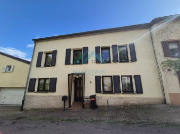 BELARDIMMO vous propose à la vente une maison de village située à Lenningen, dans une rue tranquille (rue des Vignes)

La maison, sans jardin et partiellement à rénover, dispose d'un petite terrasse couverte permettant ainsi de profiter des journées ensoleillées.

Elle se compose ainsi :

RDC:

- hall d'entrée
- cuisine équipée fermée
- débarras / arrière cuisine
- salon et salle à manger avec accès terrasse
- terrasse couverte
- WC séparé

1er étages :

- palier
- 4 chambres dont 2 en enfilade 
- salle de douche avec branchement pour machine à laver

Combles :

grenier partiellement aménagé 

La maison dispose également d'un garage pour une petite voiture; le garage se situe sur une deuxième parcelle en face de la maison

Le chauffage est su fuel, les fenêtres double vitrage datent de 1986; le revêtement de sol est en carrelage, sauf au grenier ou il est en bois (pas de dalle béton au grenier)

L'année de construction exacte n'est pas connue actuellement; d'après le cadastre elle date d'avant 1945.
 
Pour plus de renseignements ou pour une visite veuillez vous adresser à l'agence Belardimmo par téléphone au +352 26543148 ou par email : contact@belardimmo.lu