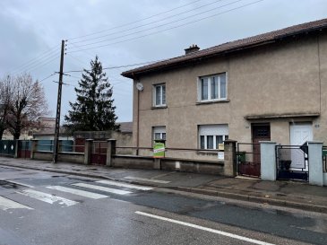 Proche centre et accès A31. FORTE BAISSE DE PRIX !! Appartement de 75 m2 avec vue sur Moselle au 1er étage d'une copropriété à faible charge avec syndic bénévole : cuisinse, salon séjour, deux chambres, cave et garage.
Agréable terrasse et jardin privatif d'env 100 m2.
Les informations sur les risques auxquels ce bien est exposé sont disponibles sur le site Géorisques : www.georisques.gouv.fr   