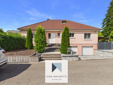 La maison propose un cadre de vie idéal immersé dans la nature, tout en étant proche des commodités. Implantée sur un beau terrain de 10,62 ares, dans une zone calme (au bout d'une rue sans issue) et résidentielle à Moutfort (commune de Contern), cette agréable et lumineuse maison construite en 1996 - n'ayant connu qu'un propriétaire qui en a pris grand soin - offre une surface habitable d'environ 178 m². Elle a en outre bénéficié de rénovations majeures tant extérieures qu'intérieures depuis 2016, puis essentiellement de 2019 à 2023.  

Le rez-de-chaussée carrelé (sauf les trois chambres) s'ouvre sur un hall d'entrée de ± 13 m², menant à un spacieux et lumineux séjour de ±39 m² doté d'un faux plafond avec nombreux spots, de deux unités de climatisation réversible, d'un chaleureux insert à bois. Une baie vitrée (avec marquise à moteur électrique) y donne accès à une terrasse de belle taille et au jardin; une porte coulissante sépare le séjour de la cuisine équipée de ± 13 m², éclairée entre autres par les spots du faux plafond, offrant aussi l'accès à la terrasse par une baie vitrée surmontée de la même marquise à moteur qu'au séjour.  

Les fenêtres du séjour et les deux baies vitrées mentionnées possèdent des volets motorisés.  

Un couloir de ± 10 m² dessert ensuite trois belles chambres avec climatisation réversible, un beau sol stratifié clair, de respectivement ±14 m², 14 m² et 15 m², ainsi qu'une spacieuse salle de douche de ±10 m² comprenant une douche à l'italienne (avec banc intégré), un WC, un espace rangement. Le meuble qui intègre les doubles vasques offre un bel espace complémentaire de rangement. Un WC séparé avec lavabo et un débarras (avec fenêtre) complète ce niveau.  

Les espaces supplémentaires comprennent également, sous une magnifique charpente traditionnelle : un grenier aménagé de ± 45 m² avec une unité de climatisation réversible (même sol stratifié que dans les chambres), avec deux radiateurs, deux grands velux et un petit, offrant un espace polyvalent pouvant servir de bureau, salle de loisirs ou suite parentale (un lavabo avec eau froide/chaude y est installé), ainsi qu'un second grenier non aménagé de ± 15m² mais avec radiateur.  

Au sous-sol entièrement carrelé, la propriété offre de beaux espaces annexes, notamment une buanderie de ± 22 m², une cave de ± 28 m² pouvant servir d'atelier, une chaufferie de ±16 m² et une seconde cave de ± 16 m² (la seule sans fenêtre ? idéale pour cave à vin). De très nombreuses étagères y sont présentes.  

Un garage de ± 38 m² permet de stationner confortablement deux voitures moyennes et une plus grande; deux nouvelles portes électriques ont été installées fin 2023. On pourra aussi garer une voiture dans l'abri à bois ou carport d'environ 25m2. De même garer un véhicule - toujours sur la propriété - devant l'abri. Soit une capacité totale de parking pour cinq voitures.  

À l'extérieur, la propriété bénéficie d'un agréable terrain très calme de 10,62 ares agrémenté d'un beau jardin clôturé où poussent des arbres fruitiers: mirabelliers, pruniers, quetschiers. Y figure aussi un enclos avec une grande niche pour chien.  

Au fond du jardin, une dalle en béton pourra accueillir un futur abri de jardin.  

La maison bénéficie de la fibre optique, de châssis en PVC à double vitrage et toutes les fenêtres de la maison (y compris au sous-sol et au grenier) sont dotées d'une moustiquaire.  
Elle a la façade avant orienté sur-est donc le séjour orienté nord-ouest, ce qui permet d'avoir de la luminosité tout le long de la journée.  
Fin 2023, le toit de tuiles en ardoise a fait l'objet d'un nettoyage complet et le faitage de la cheminée a été entièrement refait.  
Le chauffage est assuré par une chaudière au gaz avec distribution par radiateurs.  
La cuisine est - entre autres - équipée d'une cuisinière avec deux plaques au gaz et deux vitrocéramiques, offrant une double possibilité de cuisson.  
Passeport énergétique : E-G   

Agent responsable : Maurits van Rijckevorsel  
Tél. : +352 621 198 891  
E-mail : maurits@vanmaurits.lu