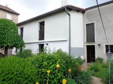 MAISON HETTANGE GRANDE - 4 pièce(s) 103 m2. Hettange Gde : Rue de la Kissel .  Maison individuelle comprenant
Au rez de chaussée :   Une grande entrée, une cuisine équipée ouverte sur un salon séjour (cheminée), un wc individuel.    
Au 1 er : Deux chambres de 15 m² chacune et une sdb ( douche) + wc individuel.
Une autre pièce mansardée.
Chauffage élec + cheminée foyer ouvert.
 Place de parking privative. Disponible Au 06/07/2026 .
Loyer 1300 € (Pas de charges)
Honoraires d'agence 1100 € .
Immodm.com : Tel  03 82 57 31 87  /  06 83 08 64 58

comprenant  300 € TTC  pour l'état des lieux. Loyer de base 1300 €/mois. Dépôt de garantie 1 300 €. Classe énergie E, Classe climat B Montant moyen estimé des dépenses annuelles d'énergie pour un usage standard, établi à partir des prix de l'énergie de l'année 2021 : entre 2590.00 et 3560.00 €. Les informations sur les risques auxquels ce bien est exposé sont disponibles sur le site Géorisques : georisques.gouv.fr.