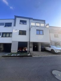 AXHOME IMMO vous propose cette maison de ± 155 m² avec 3 chambres à coucher.

Le bien est situé à Erpeldange, commune de Wiltz, dans un quartier calme et proche de toutes commodités.

La maison est composée comme suit : 

Rez-de-chaussée :
- Hall d’entrée
- Local technique
- Garage avec porte électrique + parking exterieur
- Petit studio avec kitchenette, salle de douche et WC
- Débarras

1er étage :
- Hall d’entrée avec accès à une belle et grande terrasse
- Cuisine équipée haut de gamme
- Salon / Salle à manger
- Salle de douche

2e étage :
- Hall de nuit
- Chambre à coucher
- Chambre à coucher avec accès au balcon
- Chambre à coucher
- Salle de bain

Un garage fermé ainsi qu’un emplacement extérieur complètent ce bien.

Les atouts
Année de construction : 2018
Pompe à chaleur
Fenêtres triple vitrage
Classe énergétique : A / B
Garantie décennale
Volets électriques
Toiture en zinc

Pour plus d'informations, contactez-nous. 
Nous sommes également à votre disposition pour des estimations gratuites :

- Par téléphone : +352 691 911 993 Roberto Alex
- Par email : info@axhome.lu

Nous restons à votre entière disposition si vous souhaitez vendre ou louer votre bien. Nous prenons en charge toutes les démarches administratives liées au bien.

 ---------- 
AXHOME IMMO bietet Ihnen dieses Haus von ± 155 m² mit 3 Schlafzimmern an.

Die Immobilie befindet sich in Erpeldange, Gemeinde Wiltz, in einer ruhigen Gegend und in der Nähe aller Annehmlichkeiten.

Das Haus setzt sich wie folgt zusammen:

Erdgeschoss :
- Eingangshalle
- Technischer Raum
- Garage mit elektrischem Tor + Außenparkplatz
- Kleines Studio mit Küchenzeile, Duschraum und WC.
- Abstellraum

1. Stock:
- Eingangshalle mit Zugang zu einer schönen und großen Terrasse.
- Hochwertig ausgestattete Küche
- Wohn-/Esszimmer
- Duschraum

2. Stockwerk :
- Schlafhalle
- Schlafzimmer
- Schlafzimmer mit Zugang zum Balkon
- Schlafzimmer
- Badezimmer

Eine geschlossene Garage sowie ein Außenstellplatz vervollständigen diese Immobilie.

Die Trümpfe
Baujahr: 2018
Wärmepumpe
Fenster mit Dreifachverglasung
Energieeffizienzklasse: A / B
10-jährige Garantie
Elektrische Rollläden
Dach aus Zink

Für weitere Informationen kontaktieren Sie uns bitte.
Wir stehen Ihnen auch für kostenlose Schätzungen zur Verfügung :

- Per Telefon: +352 691 911 993 Roberto Alex.
- Per E-Mail: info@axhome.lu

Wir stehen Ihnen jederzeit zur Verfügung, wenn Sie Ihre Immobilie verkaufen oder vermieten möchten. Wir kümmern uns um alle administrativen Schritte, die mit der Immobilie zusammenhängen.

 ---------- 
AXHOME IMMO offers this ± 155 m² house with 3 bedrooms.

The property is located in Erpeldange, commune of Wiltz, in a quiet neighborhood close to all amenities.

The house is composed as follows:

First floor:
- Entrance hall
- Utility room
- Garage with electric door + outdoor parking
- Small studio with kitchenette, shower room and WC
- Storage room

1st floor :
- Entrance hall with access to large terrace
- Fully equipped kitchen
- Living/dining room
- Shower room

2nd floor :
- Night hall
- Bedroom
- Bedroom with access to balcony
- Bedroom
- Bathroom

An enclosed garage and an outdoor parking space complete this property.

Assets
Year of construction: 2018
Heat pump
Triple-glazed windows
Energy class: A / B
Ten-year warranty
Electric shutters
Zinc roof

For further information, please contact us.
We are also available for free estimates:

- By phone: +352 691 911 993 Roberto Alex
- By email: info@axhome.lu

We remain at your entire disposal should you wish to sell or rent your property. We will take care of all the administrative formalities related to your property.

 ---------- 
AXHOME IMMO bitt Iech dëst Haus vun ± 155 m² mat 3 Schlofkummeren.

D'Propriétéit ass zu Ierpeldeng, Gemeng Wolz, an enger roueger Géigend no bei allen Equipementer.

D'Haus ass wéi follegt zesummegesat: 

Rez-de-Chaussée:
- Aganksberäich
- Technesch Sall
- Garage mat elektrescher Dier + Outdoor Parking
- Klengen Atelier mat Kitchenette, Duschzëmmer an WC
- Clearance

1. Stack:
- Aganksberäich mat Zougang zu enger schéiner a grousser Terrass
- High-End equipéiert Kichen
- Wunnzëmmer / Iesszëmmer
- Duschzëmmer

2. Stack:
- Nuecht Hal
- Schlofkummer
- Schlofkummer mat Zougang zum Balkon
- Schlofkummer
- Buedzëmmer

Eng zouene Garage souwéi en Outdoorraum kompletéiere dës Immobilie.

D'Virdeeler
Baujoer: 2018
Wärmepompel
Triple verglaste Fensteren
Energieklasse: A/B
Zéng Joer Garantie
Elektresch Jalousie
Zénk Daach

Fir méi Informatiounen, kontaktéiert eis. 
Mir sinn och zur Verfügung fir gratis Schätzungen:

- Um Telefon: +352 691 911 993 Roberto Alex
- Per E-Mail: info@axhome.lu

Mir bleiwen zur ganzer Verfügung wann Dir Är Immobilie wëllt verkafen oder lounen. Mir këmmeren eis ëm all administrativ Prozeduren am Zesummenhang mat der Immobilie.