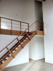 Découvrez ce magnifique duplex à louer à Bertrange, Luxembourg, proposé par l'agence Spaceplus immobilier. 

Détails de la propriété

Ce splendide duplex de 150 m², construit en 2017, offre trois chambres spacieuses et deux salles de bains modernes. Doté d'une cuisine ouverte entièrement équipée, cet espace de vie convivial est parfait pour recevoir vos proches. Profitez également d'un balcon de 6 m² pour vos moments de détente en plein air. La présence d'un ascenseur, d'une buanderie et d'une cave ajoute à la praticité de cette propriété. La connexion Internet par fibre optique assure un confort moderne et une efficacité énergétique de classe B garantit une consommation réduite avec chauffage au gaz.

À proximité

Bertrange est un véritable bijou avec une atmosphère apaisante et accueillante. Vous trouverez des établissements scolaires de renommée à proximité, ainsi que des options variées pour le shopping et la restauration, qui répondront à toutes vos envies. Les espaces verts pour des loisirs en plein air ne manquent pas, et l'accès aux services de santé est facilité par la présence d'établissements médicaux de qualité. Enfin, les transports en commun bien développés rendent aisément accessibles les autres quartiers de Luxembourg.

Ne manquez pas cette opportunité unique! Programmez une visite dès maintenant en nous contactant via le formulaire de contact ou par téléphone.