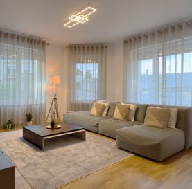 MAISON JUMELEE CHARMANTE À MERL (LUXEMBOURG-VILLE)
Avec 4 chambres, 1 bureau, 3 salles de bains, jardin, terrasse, grand sous-sol aménagé, cave spacieuse et stationnement extérieur.

MAGNOR REALTY GROUP vous propose cette maison d'exception d'une surface habitable de ±?190 m² (262 m² surface brute). Située dans le quartier résidentiel très prisé de Merl à Luxembourg-ville, cette maison ancienne, rénovée, a vu sa façade, son toit, ses fenêtres, sa cuisine et ses salles de bains entièrement refaits en 2022. Elle séduit par sa luminosité, son agencement familial et son orientation plein sud.

Détails de la maison :

Rez-de-chaussée :
- Hall d'entrée ±?8 m²
- Séjour / salle à manger spacieux ±?37 m²
- Cuisine équipée ±?12 m² avec accès à la terrasse ±?10 m²
- Jardin clôturé exposé plein sud ±?100 m²
- WC séparé ±?1 m²

1er étage :
- Palier ±?8 m²
- Chambre parentale ±?19 m²
- Deuxième chambre ±?17 m²
- Salle de bain ±?11 m² (baignoire, douche, double vasque, WC et bidet)

2e étage :
- Chambre ±?20 m²
- Chambre maître ±?31 m² à usage multiple (2 chambres, salle de jeux, bureau), mezzanine ±?3 m² menant au grenier non-aménagé ±?21 m²
- Salle de douche ±?lavabo, douche, sèche-serviettes et WC

Sous-sol (rez-de-jardin) :
- Atelier ±?15 m²
- Buanderie & cave ±?12 m²
- Chaufferie ±?6 m²
- Bureau lumineux ±?13 m²
- Salle de bain complète (baignoire, lavabo, bidet, sèche-serviettes, WC)

Informations complémentaires :
- Chauffage au gaz (chaudière 2008)
- Fenêtres triple vitrage en PVC
- Place de stationnement extérieure
- Borne de recharge pour voiture électrique (11 kW)
- Fibre optique
- Proximité immédiate des commodités (commerces, écoles, crèches, parcs, restaurants)

Localisation :
- À quelques minutes à pied du parc municipal de Merl
- Écoles publiques, crèches, centres commerciaux à proximité
- Excellente desserte par les transports en commun
- Centre-ville de Luxembourg accessible en moins de 10 minutes

Disponibilité : Immédiate
Pour toute information ou visite, veuillez contacter le +352 621 622 344