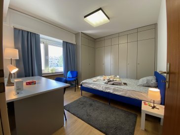 Disponible le 01/08/2026!  
Luxembourg Centre ville, 21 boulevard Grande-Duchesse Charlotte, très grande et très belle chambre meublée, dans appart. de 120 m2 en colocation (cuisine, 2 WC dont 1 séparé et sdb partagées):  
chambre 14 m2, lit 140 cm, literie, bureau avec chaises, nombreuses armoires encastrées, tables, chaises.  Nouvelle cuisine équipée avec lave-vaisselle, lave-linge et sèche-linge. Tout l'équipement de la cuisine est à disposition.  
Femme de ménage incluse 1x/semaine dans les charges pour les parties communes.  
Pour personne disposant d'un CDD ou d'un CDI, durée min. 2 mois, pas d'animaux, pas de fumeur, pas de couple.  
Arrêt de bus 