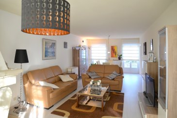 Belle maison jumelée sur un terrain de 4 ares située à Soleuvre, dans une rue calme et résidentielle. Construite en 1975, elle a été soumise à une rénovation complète en 2006. 
La conception de la maison est la suivante :

En rez-de-chaussée, spacieux hall d‘entrée avec sol et escalier en marbre blanc, salon et salle à manger de 40 m2 avec feu ouvert et accès vers la terrasse et cuisine équipée.

En rez-de-jardin, grande chambre de 20m2 ou second séjour avec accès vers le jardin via la véranda et vue sur l‘étang, salle de douche avec lavabo et WC, buanderie/chaufferie et espace de stockage.

Le premier étage comprend une chambre parentale de 20m2, une seconde chambre de même dimension, un bureau et une belle salle de bain avec double vasque, baignoire et wc.

Garage pour 1 voiture à l‘arrière de la maison avec mezzanine pour stockage et 2 emplacements extérieurs.

La propriété est équipée d‘un système d‘alarme.
Classe énergétique F/E.

Situation idéale proche des accès autoroutiers et à 20 minutes de la ville de Luxembourg.