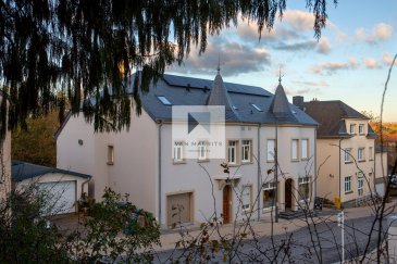 Situé à Roodt-sur-Syre dans la commune de Betzdorf, au 1ier étage d'une maison centenaire entièrement rénovée en 2024-2025 comprenant 3 appartements et un commerce, cet appartement duplex présente une surface habitable de ± 74 m² et se compose comme suit :

Au premier étage un hall d'entrée dessert un vestiaire de ± 2 m², un wc séparé de ± 2 m² (lave-mains, miroir, wc), un séjour salon/salle à manger de ± 22 m², un débarras de ± 1 m² ainsi qu'une cuisine séparée aménagée et équipée de ± 15 m².

Un escalier mène au deuxième étage et donne sur un hall de nuit/espace de ± 12 m² pouvant accueillir un coin bureau ou canapé-lit et desservant une chambre de ± 17 m² avec salle de douche séparé de ± 5 m² (douche, meuble lavabo, miroir, wc).

Au rez-de-chaussée une cave/buanderie de ± 8 m², un local vélo commun (avec prises pour recharge vélos), jardin, un garage de ± 26 m² ainsi qu'un emplacement extérieur complètent l'offre.

Détails complémentaires :
- Appartement neuf ? non-fumeur
- Chauffage au sol, pompe à chaleur par géothermie ;
- Panneaux photovoltaïques avec batterie + partage de l'électricité ;
- Réservoir d'eau de pluie

Localisation idéale, proche de la gare de Roodt-sur-Syre (30 m), bus (100 m) à 12 km du Kirchberg, aéroport de Luxembourg et Hôpital Robert Schuman, proche des commerces (boulangerie, épicerie, restaurants, centre commercial, postes, etc.), centre médical, crèches, maison relais, campus scolaire, salle culturelle.

- Disponibilité : 1 décembre 2025;
- Loyer : 1.750€ / mois
- Charges : 200 € / mois
- Garantie locative : 2 mois de loyer ;
- Frais d'agence : 1/2 mois de loyer + TVA 17%

Agent responsable du bien :
Achille De Villers
Tel. +352 621 588 854
email : achille@vanmaurits.lu