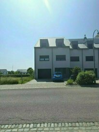 ++++ A VISITER ++++

Immo Nordstrooss vous propose à la vente une belle maison sous garantie décennale sis à Hoscheid libre de trois côtés sur un terrain de +/- 2.68 ares d'une superficie habitable de +/- 229,9m²,
Cette belle maison tout confort sur 3 niveaux dans un état impeccable, avec des belles finitions.

Il s'agit d'une maison construite avec des matériaux de qualité en 2021.

La maison se compose comme suit:

Rez-de-chaussée :
Hall d'entrée, Local buanderie/chaufferie. Garage pour 1 voiture.
- Espace Studio comprenant :
- Living spacieux/Salle à manger,
- Espace cuisine ouverte,
- Salle de douche,

1er étage :
- Hall de nuit,
- WC séparé,
- Belle cuisine équipée, salle à manger et trés spacieux living avec accès à une terrasse.

2e étage :
- Hall de nuit,
- 3 chambres à coucher, dont 2 avec accès à un balcon.
- Salle de douche.

Grenier :

Grande chambre avec espace dressing.

Extérieurs:
- 2 places de parking extérieures

Données techniques:
Passeport énergétique A/A
Chauffage Pompe à chaleur
Fenêtres triple vitrage, équipés de volets électriques.

Pour tout complément d'information et/ou la documentation détaillée, contactez-nous au tél: 691 850 805.

Proposition de crédit/financement à taux compétitif d'une banque luxembourgeoise incluse dans nos services gratuits.