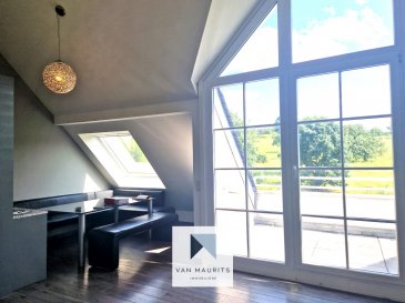 Situé à Junglinster, dans une résidence soignée avec ascenseur, cet appartement-duplex lumineux et spacieux dispose de quatre terrasses avec une vue imprenable et bénéficie d'une surface totale de ± 180 m² dont ± 126 m² habitables.

Il se compose comme suit :

Au 3ème étage, le hall d'entrée de ± 5.5 m² dessert un séjour de ± 30 m² donnant accès à deux terrasses de ± 3.5 m² et ± de 6.5 m² avec une vue dégagée, une cuisine ouverte équipée et aménagée de ± 14 m² (four, micro-ondes, cuisinière à induction, hotte aspirante, frigidaire, lave-vaisselle), deux chambres de ± 10 m² et de ± 17.5 m² donnant accès à la terrasse de ± 6.5 m² et une salle de bains de ± 3 m² (douche, lavabo, wc suspendu, ventilation).

Au 4ème étage, l'escalier en colimaçon dessert un palier/bureau de ± 15 m² donnant accès à un balcon de ± 2 m², une chambre de ± 20 m² (± 31 m² au sol) et une salle de bains de ± 6 m² (baignoire, lavabo, wc suspendu, ventilation).

Le sous-sol, comprend deux emplacements intérieurs de ± 14 m² ainsi qu'une cave de ± 9 m².

Généralités :

- Situation idéale
- Environnement calme
- Appartement en bon état
- 4 terrasses avec une vue panoramique
- Chaudière au mazout, chauffage radiateurs
- Double vitrage bois et PVC/ volets manuels
- Interphone
- Fibre optique
- Ascenseur
- 2 emplacements de parking intérieurs
- Écoles, crèches, parcs, aires de jeux, restaurants, commerces à proximité
- Proche de l'école internationale
- Desservi par les transports en commun
- Disponibilité immédiate

Personne responsable du bien :

Nora
Tel: +352 691 136 875
email: nora@vanmaurits.lu