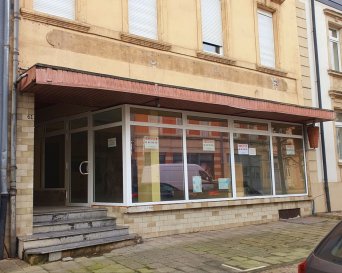 Grand local de commerce avec plusieurs possibilité. Nouvelle vitrine en alu double vitrage. Terrasse devant local. Rue très fréquentée. Actuellement loué pour 2.500,-€ nette. Disponible de suite. 
Détails de la vente 
- Charges mensuelles : 100,00 €