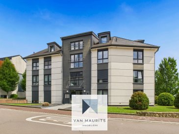 Situé au cœur du village de Sandweiler, ce duplex bien entretenu, construit en 2011, propose une surface habitable de ± 140 m² répartie sur deux étages et exposé au sud-est. Il bénéficie d'une belle luminosité tout au long de la journée et se présente comme suit : 

Au deuxième étage, le hall d'entrée de ± 8 m² dessert un séjour de ± 48 m², coin repas et cuisine ouverte (équipée), un palier de ± 4 m², une chambre de ± 19 m² et une salle de douche de ± 7 m² (avec vasque et douche à l'italienne). 

Le troisième étage comprend un palier, une chambre de ± 24 m² avec un petit dressing, une chambre ± 17 m² connectée par l'escalier en colimaçon à la chambre de l'étage du dessous ainsi qu'un espace douche de ± 10 m² abritant une machine à laver et secher le linge. Un ascenseur privatif à l'intérieur de l'appartement relie le 2ème et le 3ème étage. 

En complément, ce bien dispose d'un grenier non aménagé offrant un potentiel de rangement supplémentaire. 

Au sous-sol, une cave privative de ± 7 m² ainsi qu'un accès à la buanderie commune sont inclus. 

Deux emplacements de parking extérieurs (n°13 et n°14), chacun de ± 15 m², facilitent le stationnement. 

Détails complémentaires : 
Les fenêtres sont équipées de double vitrage pour un confort thermique et acoustique optimal. 
Une ventilation est présente pour garantir une bonne qualité de l'air intérieur. 
Le bien dispose d'un passeport énergétique de classe 