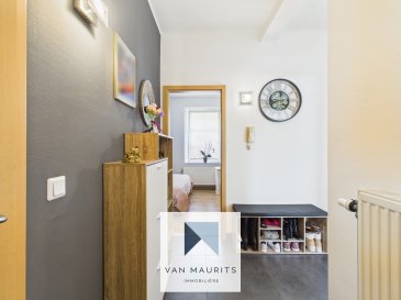 ***Idéal pour un investissement, profession indépendante, bureau, un premier achat ou un jeune couple***
Situé à Roodt-sur-Syre, au rez-de-chaussée d'une résidence de 3 unités, ce bel appartement (sans balcon) a été récemment rénové. Il a une surface habitable de ± 62 m², pour une superficie totale de ± 64 m², et se compose de la manière suivante :
Le rez-de-chaussée comprend un hall d'entrée ± 5 m², un salon ouvert sur la salle à manger ± 27 m², une cuisine équipée et aménagée ±10 m² (four, plaque vitrocéramique, hotte, lave-vaisselle, plan de travail, de nombreux rangements blancs, ...), une chambre ± 9 m² avec un dressing attenant ± 6 m², une salle de douche ± 4 m² (douche, lavabo, wc, miroir, ventilation).
L'offre est complétée par une cave/salle de lavage privative ± 2 m² ainsi qu'une place de parking extérieure (devant la résidence).
Détails supplémentaires :
? Disponibilité à convenir ;
? Mobilier inclus dans le prix ;
? Sols carrelés et parquet flottant ;
? Disponibilité immédiate ;
? CPE : F-F ;
? Charges : ± 170€/mois (frais de résidence, gaz) ;
? Appartement lumineux en très bon état ;
? Double vitrage, cadres en PVC, volets manuels ;
? Chaudière à gaz (nouvelle 2018), chauffage par radiateurs ;
? Fibre optique, porte sécurisée ;
? École, crèche, transports publics (bus et train) à proximité ;
? Localisation : à 10 minutes de Kirchberg et 15 minutes de la ville de Luxembourg ;
? Pistes cyclables, sentiers de randonnée, forêts (vita course, zone de fitness en plein air).
Agent responsable : Nora au 691 136 875 ou nora@vanmaurits.lu