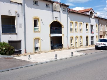 Appartement rénové de type F2 de 41.41 m² situé au 1er Etage et comprenant
Entrée avec placard, WC avec lave mains, Chambre, Séjour / coin cuisine équipée (four, plaques de cuisson et hotte), Salle de bains avec douche, Chauffage au GAZ, Parking N°21