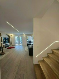 A VISITER !!!!!!!! 

Immo NORDSTROOSS vous propose la vente d'une Spacieuse maison construite en 2020 dans le village de Hosingen, belle maison jumelée d'une surface habitable de +/- 170m² dans rue sans issue en calme sis sur un terrain de +/- 2,70 ares clôture. 

Cette maison se compose comme suite: 
- d'un hall d'entrée, 
- d'un séjour lumineux qui donne accès à la terrasse et une véranda et aussi directement vers jardin clôturé et privatif avec maisonnette de jardin
- d'une cuisine bien équipée semi ouverte, 
- un hall de nuit, 
- quatre grande chambres à coucher, 
- une salle de douche, 
- un WC séparée . 

De plus, cet objet dispose d'un garage pour deux voitures, trois emplacements extérieur, une cave et un local technique/buanderie. 

Aspects techniques : classe énergétique: B-B, chauffage au sol, ventilation mécanique contrôlée double flux, fenêtres en PVC avec du triple vitrage et des volets roulants à commande électrique. 

Pour plus de renseignements ou une visite (visites également possibles le samedi sur rdv), veuillez contacter le 691 850 805