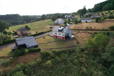 Dieses gepflegte Einfamilienhaus aus dem Jahr 1964 überzeugt durch seine außergewöhnliche Lage, eine herrliche Aussicht und ein beeindruckendes Grundstück mit insgesamt 3.598 m². Die großzügige Wohnfläche von ca. 160 m² bietet viel Raum für Familien, Naturliebhaber und Menschen, die Wohnen, Arbeiten und Freizeit miteinander verbinden möchten.

Ein besonderes Highlight ist der große Schuppen mit ca. 150 m² Nutzfläche. Er bietet Platz für bis zu fünf Fahrzeugen und eignet sich hervorragend für Hobbys, eine Werkstatt, Lagerflächen oder eine gewerbliche Nutzung im privaten Rahmen. Ergänzt wird das attraktive Angebot durch eine eigene Waldparzelle, die direkt an das Grundstück angrenzt und ein naturnahes Wohngefühl garantiert.

Die wichtigsten Ausstattungsmerkmale im Überblick:

- gepflegtes Einfamilienhaus
-  Baujahr 1964
- ca. 160 m² Wohnfläche
- großzügiges Grundstück mit ca. 3.598 m²
- herrliche Aussicht in die umliegende Natur
- angrenzende Waldparzelle
- neues Schieferdach aus dem Jahr 2010
- Fenster zwischen 2010 und 2013 erneuert
- Holz-Zentralheizung
- Öl-Zentralheizung als zusätzliche Heizalternative
- eine Garage
- großer Schuppen mit ca. 150 m² Nutzfläche
- Abstellmöglichkeiten für bis zu fünf Fahrzeugen im 
  Schuppen
- viel Platz für Werkstatt, Fahrzeuge, Hobby, Lager oder 
  Freizeitgestaltung
- Photovoltaikanlage mit ca. 10 kWp Leistung
- monatlicher Ertrag aus der Photovoltaikanlage von 
  derzeit ca. 300 Euro
- bestehende Ertragsmöglichkeit für die kommenden 
  vier Jahre
- anschließend Nutzung des erzeugten Stroms für den 
  Eigenverbrauch möglich

Wohnen mit Raum und Perspektive:

Die ca. 160 m² Wohnfläche bietet ausreichend Platz für unterschiedliche Wohnkonzepte. Ob als großzügiges Familienhaus, Mehrgenerationenwohnen oder als Verbindung von Wohnen und Arbeiten ? dieses Objekt eröffnet zahlreiche Möglichkeiten.

Durch die bereits vorgenommenen Modernisierungen, insbesondere das Schieferdach und die erneuerten Fenster, präsentiert sich das Haus in einem gepflegten Zustand. Die Kombination aus Holz- und Öl-Zentralheizung bietet zudem Flexibilität bei der Wärmeversorgung.

Großzügige Außenflächen und eigene Waldparzelle:

Das weitläufige Grundstück ist ideal für Gartenliebhaber, Tierhalter, Selbstversorger oder Familien mit hohem Platzbedarf. Die angrenzende Waldfläche schafft zusätzliche Privatsphäre und vermittelt ein außergewöhnliches Naturgefühl.
Hier finden Sie Ruhe, Weite und zahlreiche Möglichkeiten zur individuellen Gestaltung. Die beeindruckende Aussicht unterstreicht den besonderen Charakter dieser Immobilie.

Schuppen, Garage und Photovoltaikanlage:

Der ca. 150 m² große Schuppen ist ein echtes Alleinstellungsmerkmal. Neben Abstellmöglichkeiten von bis zu fünf Fahrzeugen, bietet er ideale Voraussetzungen für Oldtimer, Wohnmobile, landwirtschaftliche Geräte, eine private Werkstatt oder größere Hobbyprojekte.
Die vorhandene Photovoltaikanlage mit einer Leistung von ca. 10 kWp erwirtschaftet derzeit einen monatlichen Ertrag von rund 300 Euro. Dieser Ertrag besteht voraussichtlich noch für die kommenden vier Jahre. Danach kann der erzeugte Strom für den Eigenverbrauch genutzt werden und langfristig zur Reduzierung der Energiekosten beitragen.

Fazit:

Dieses gepflegte Einfamilienhaus ist weit mehr als nur ein Zuhause. Es verbindet großzügiges Wohnen, eine traumhafte Aussicht, weitläufige Grundstücksflächen, eine eigene Waldparzelle sowie außergewöhnlich große Nutz- und Abstellmöglichkeiten.

Die Kombination aus Natur, Privatsphäre, Photovoltaikertrag und vielseitig nutzbarem Nebengebäude macht diese Immobilie besonders interessant für Familien, Naturliebhaber, Handwerker, Selbstständige, Oldtimerfreunde oder Menschen mit außergewöhnlichen Hobbys.

Eine seltene Gelegenheit für alle, die viel Platz, Ruhe und individuelle Entfaltungsmöglichkeiten suchen.