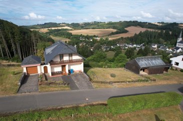 Dieses gepflegte Einfamilienhaus aus dem Jahr 1964 überzeugt durch seine außergewöhnliche Lage, eine herrliche Aussicht und einem Grundstück mit insgesamt 1100 m². Die großzügige Wohnfläche von ca. 160 m² bietet viel Raum für Familien, Naturliebhaber und Menschen, die Wohnen, Arbeiten und Freizeit miteinander verbinden möchten.

Die wichtigsten Ausstattungsmerkmale im Überblick:

- gepflegtes Einfamilienhaus
-  Baujahr 1964
- ca. 160 m² Wohnfläche
- großzügiges Grundstück mit ca. 1100 m²
- herrliche Aussicht in die umliegende Natur
- neues Schieferdach aus dem Jahr 2010
- Fenster zwischen 2010 und 2013 erneuert
- Holz-Zentralheizung
- Öl-Zentralheizung als zusätzliche Heizalternative
- eine Garage

Wohnen mit Raum und Perspektive:
Die ca. 160 m² Wohnfläche bietet ausreichend Platz für unterschiedliche Wohnkonzepte. Ob als großzügiges Familienhaus, Mehrgenerationenwohnen oder als Verbindung von Wohnen und Arbeiten ? dieses Objekt eröffnet zahlreiche Möglichkeiten.

Durch die bereits vorgenommenen Modernisierungen, insbesondere das Schieferdach und die erneuerten Fenster, präsentiert sich das Haus in einem gepflegten Zustand. Die Kombination aus Holz- und Öl-Zentralheizung bietet zudem Flexibilität bei der Wärmeversorgung.

Das Grundstück ist ideal für Gartenliebhaber, Tierhalter, Selbstversorger oder Familien mit hohem Platzbedarf.

Fazit:

Dieses gepflegte Einfamilienhaus ist weit mehr als nur ein Zuhause. Es verbindet großzügiges Wohnen, eine traumhafte Aussicht.