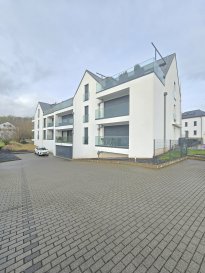 COUP DE COEUR ASSURER!!!

APPARTEMENT AVEC JARDIN PRIVATIF!!!

Ce Beau Appartement/Duplex offre un cadre de vie très cosy, chaleureux, intime et tranquille!

En très bon état avec des équipements intérieurs de qualité 'haut de gamme avec grandes terrasses orientées sud-ouest; partie 'jardin' comprise, ainsi qu'une cave, un emplacement intérieur et 2 emplacements extérieurs;

Situation très centrale et proche de toutes les commodités diverses de la vie courante.
Autres atouts : triple vitrage; chauffage au sol; volets électriques.

Composition de l'appartement avec une surface habitable de +/- 127,13 m² et une terrasse au rdch et au 2e étage grand balcon:

- rez-de-chaussée :hall d'entrée, cuisine bien équipée ouverte, living et salle à manger avec des grandes baie vitrées donnant vers grand jardin privatif clôturé et balcon aussi, une chambre ou bureau et WC séparée,

- 2e étage : hall de nuit, belle suite parental avec douche privatif et balcon, salle de douche avec WC, et deux chambres à coucher .

- 2 emplacements extérieurs, 1 emplacement intérieur pour une voiture, une grande cave et buanderie complète ce beau Duplex.

Pour tout renseignement complémentaire ou information veuillez nous contacter par email info@immonordstrooss.lu ou par Tél: 691 850 805.

Proposition de crédit/financement à taux compétitif auprès des banques Luxembourgeoise incluse dans nos services gratuits.