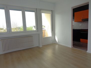 Appartement Hettange Grande 3 pièce(s) 57.63 m2. Appartement de 57.63 m² situé 3 rue du Soleil à Hettange-Grande / Soetrich au 2ème étage.
Il se compose comme suit : une entrée, un salon/séjour avec balcon, une cuisine entièrement équipée, une salle de douche, WC séparé et deux chambres.
Un garage et une place de parking complètent ce bien.
Chauffage individuel au gaz.
Loyer 1 000 € + 50 € charges (eau, TEOM, entretien chaudière, entretien espace vert)
Frais d'agence 630€
Dépôt de garantie 950 €
 Disponible à partir du 1er septembre 2026

Honoraires de 630 € TTC  à la charge du locataire comprenant  172 € TTC  pour l'état des lieux. Loyer de base 1000 €/mois. Provision sur charges 50 €/mois, régularisation annuelle. Dépôt de garantie 1 000 €. Classe énergie C, Classe climat C Montant estimé des dépenses annuelles d'énergie pour un usage standard : entre 940.00 € et 1310.00 € sur les années 2021, 2022 et 2023 (abonnements compris). Les informations sur les risques auxquels ce bien est exposé sont disponibles sur le site Géorisques : georisques.gouv.fr.