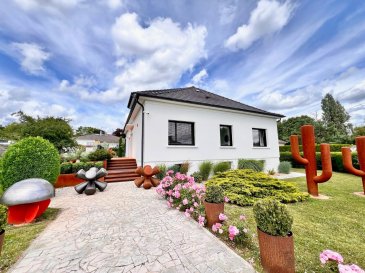 Très belle villa de 260m2 édifiée en 1954 sur un terrain de 13 ares. Ce bien entièrement rénové avec des matériaux de qualité offre, hall d'entrée spacieux,  triple séjour lumineux de + de 80m2 avec accès terrasses, cuisine BULTHAUP, deux chambres, salle d'eau avec douche et WC, au 1er suite parentale comprenant une chambre, un dressing aménagé, un bureau et une salle de bains avec double vasque, douche et WC, deux chambres et une salle d'eau avec douche et WC.
Sous-sol complet comprenant deux pièces aménageables, une chaufferie buanderie et deux caves et WC.
Deux garages avec portes motorisées complètent le bien.
Terrain entièrement clos.
Une rénovation intégrale a été réalisée, toiture, façades, huisseries aluminium, volets BSO motorisés et connectés, porte d'entrée électrique, électricité, chauffage par le sol, chaudière à condensation, sols, huisseries intérieures.
La maison est équipée en domotique.