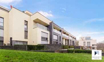 Ce luxueux appartement se trouve au 1er étage (entrée de l'immeuble et au 3ème coté sur la vallée) d'un immeuble de standing datant de 2014. Situé sur les hauteurs de Dommeldange, il bénéficie d'une orientation au sud avec une belle vue sur la forêt et d'un accès rapide au centre-ville de Luxembourg et au Kirchberg. 
.
Au 1er étage avec ascenseur: d'une entrée avec un placard qui donne sur l'espace de vie ouverte de ± 60m² (coin salon ± 27m² / coin cuisine ± 13m² / coin salle à manger ± 20m²) avec une terrasse de ± 15m²; d'une chambre de 16m² avec sa salle de bain de ± 6m²; d'une chambre de 14m² ayant chacune de grands placards ; d'une salle de douche avec wc de ± 4m²; d'une buanderie/ débarras. Les 2 chambres bénéfient d'un balcon de ± 7m². 

Au rez-de-chaussée: d'une entrée sécurisée (double sasse, vidéophone) 

Au sous-sol: d'un emplacement de parking de ± 18m²- n° 24 ; d'une cave ventilée de ± 7m² n° C-15; d'un local vélos sécurisé. 

Généralités: Immeuble et appartement de haut standing entièrement équipé, en parfait état, cuisine design Ernestomeda, calme, porte blindée, proximité de la ville, de la forêt, écoles, crèche, commerces. 

Loyer mensuel - € 3.000,- 
Charges - € 320,- 
Caution - € 6.000,- 
Frais agence - € 1.755,- (TTC) 

CONTACT : Jimmy de Brabant - +352 661 167 494.