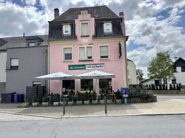Le Bureau Immobilier Loewen-Kill présente à la vente le fonds de commerce du Café du Station à Bettembourg, comprenant le droit au bail du local commercial avec un loyer mensuel de 3.500€, ainsi que tout le matériel et l'aménagement liés à l'exploitation actuelle du café.

Le bien immobilier se compose comme suit :

Rez-de-chaussée sur environ 58,00m2.
Espace principal d'accueil avec bar et salle de restaurant.
WC

1er étage
Cuisine.
Dépôt.
Bureau/Chambre

2nd étage :
Salon.
Salle de bains avec WC.
Trois chambres

Nous sommes à votre disposition pour tout renseignement complémentaire et un rendez-vous de visite sur place : 
contact@loki.lu
+352 691 93 2202

Les honoraires de négociation sont à la charge du vendeur.