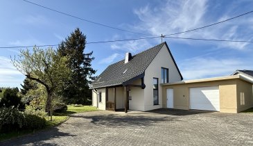 Dieses Einfamilienhaus in Grenznähe ist sofort bezugsbereit, gepflegt & hervorragend angebunden

Wer Wert auf Ruhe, Natur und gleichzeitig eine hervorragende Erreichbarkeit legt, wird hier fündig: Dieses gepflegte Einfamilienhaus in Winterspelt überzeugt durch seine attraktive Lage nahe Saint Vith sowie die schnelle Anbindung Richtung Luxemburg, Köln und Brüssel. Ideal für Pendler, Ruhesuchende oder Familien mit internationalem Bezug.

Wohnen mit Substanz und großzügigem Raumgefühl  
Das im Jahr 1971 erbaute Haus präsentiert sich in einem sehr gepflegten Zustand und wurde zuletzt 2002 renoviert. Mit einer Wohnfläche von ca. 143 m² bietet es ein durchdachtes Raumkonzept mit viel Platz für individuelle Lebensentwürfe.

Bereits im Erdgeschoss spüren Sie die Großzügigkeit:  
Einladendes Wohnzimmer mit offenem Kamin und direktem Zugang zur kleinen Terrasse  
Separates Esszimmer mit angrenzender Einbauküche  
Zusätzliches großzügiges Wohn- und Esszimmer ideal für Familie oder Gäste  
Büro, perfekt für Homeoffice oder Hobby  
Duschbad mit WC

Im Obergeschoss erwarten Sie:  
Drei geräumige Schlafzimmer  
Ein Badezimmer.  
Alles hell, freundlich und mit angenehmer Raumaufteilung  
Ausstattung & Details  
Fenster: Kunststoff in Holzoptik, doppelt verglast  
Rollläden: teils elektrisch, teils manuell  
Bodenbeläge: Fliesen, Vinyl und Parkett, Mamortreppe  
Dach: klassische, glasierte Dachziegel  
Internet: ca. 50/60 Mbit verfügbar  
Außenbereich praktisch und gepflegt

Das Grundstück mit ca. 1440 m² ist pflegeleicht angelegt.  
Garage (Baujahr 1985) mit elektrischem Tor und Abstellraum  
Ca. 3 zusätzliche Stellplätze vor der Garage  
Schön angelegter Garten mit Garten- und Gerätehaus.

Fazit: Einziehen und wohlfühlen

Ortsbeschreibung  
Wohnen in Winterspelt  
Winterspelt ist eine idyllische Ortsgemeinde in der Westeifel, geprägt von Ruhe, Natur und einer hohen Lebensqualität. Die Nähe zur belgischen Grenze sowie die gute Erreichbarkeit von Luxemburg machen den Standort besonders attraktiv für Pendler und Naturliebhaber gleichermaßen. Umgeben von Wiesen, Wäldern und sanften Hügeln bietet Winterspelt ein entspanntes Wohnumfeld fernab vom Trubel der Großstädte und dennoch mit hervorragender Anbindung.  
Entfernungen & Anbindung:  
Saint-Vith: ca. 10 km  
Prüm: ca. 15 km  
Bitburg: ca. 35 km  
Luxemburg (Stadt): ca. 70 km  
Köln: ca. 110 km  
Brüssel: ca. 140 km  
Autobahnanbindung:  
Anschluss an die A60 (Richtung Bitburg/Wittlich): ca. 1km  
Anschluss an die E42/A27 in Belgien (Richtung Lüttich/Brüssel): ca. 1km

Fazit:  
Ein idealer Standort für alle, die naturnah wohnen und gleichzeitig von einer grenznahen, internationalen Infrastruktur profitieren möchten.

Dieses Haus überzeugt durch seinen gepflegten Gesamtzustand, die großzügige Raumaufteilung und die hervorragende Lage nahe der Grenze. Es eignet sich ideal für Käufer, die ohne großen Renovierungsaufwand direkt einziehen möchten, aber gleichzeitig Wert auf Raum und Substanz legen.

Kaufpreis: 275.000 €  
Ein attraktives Angebot mit viel Potenzial in dieser Lage und mit dieser Größe ein echtes Preis-Leistungs-Highlight.

Vereinbaren Sie jetzt Ihren Besichtigungstermin und entdecken Sie Ihr neues Zuhause persönlich.