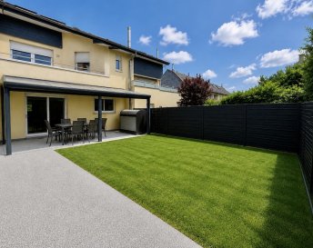 LEUDELANGE, 849.000€

A 10 minutes de LUXEMBOURG-VILLE

Objet rare de haute gamme...
A proximité de toutes commodités et accesibités

Appartement  (+-84.05m2) au RDCH avec Terrasse (+-20m2) et Jardin privé (+-84.05m2 / Exposition Ouest/cloturé). Construction 1998 dans une petite résidence 2 unités.

Belles Finitions. Situation calme et verdoyant.

RDCHl:
cave avec Buanderie privé (7.93m2), Garage Box fermé (29.76m2)

RDCH:
Hall d'entrée avec armoires encastrés (+-6m2), Living très lumineux (+-30m2) avec accès Terrasse (+-20m2 / Pergola de 2000 / Valeur 10.000€) et Jardin clôturé (+-85.06m2 privé / Exposition Ouest), cuisine équipée indépandante (+-8m2 / 1999 / Valeur 12.000€), 2 chambres (+-16m2, 14m2) dont une avec Balcon (+-3m2), salle de douche italienne (+-6m2 / 2014), WC séparé (+-2m2).

Equipements:
Dalles en Béton, Triple vitrage PVC avec volets électriques et Moustiquaires (2019), Toit (Ardoise / isolé / 1999), Façade (isolée extérieur / 1999), Chauffage Gaz individuel aux radiateurs (2006), Electricité (1999), Sanitaire (2014), Fibre optique, Visiophone, Porte de Sécurité, Détecteur de Fumée.

Absolument à saisir....

***HERBY IMMO = MEILLEURS PRIX DU MARCHE***

(Herby Immo vous garantit le prix d'achat le moins cher du marché)
(Communiquez-nous un bien immobilier à Herby Immo A Vendre ou A Louer et GAGNEZ Facilement de l'argent)