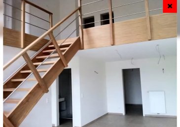 Découvrez ce superbe duplex à louer, situé à Bertrange, Luxembourg, et proposé par Spaceplus. 
Détails de la Propriété:
Ce duplex moderne vous offre une surface habitable de 112 m² dans un immeuble construit en 2017. Il comprend deux chambres spacieuses, une salle de bain, une salle de douche, deux toilettes, ainsi qu'une cuisine équipée qui saura satisfaire les amateurs de gastronomie. La présence d'un balcon de 5 m² vous permet de profiter de l'air frais tout en admirant la vue. Ce bien est également doté d'une cave au sous-sol et d'une buanderie. Un autre atout considérable est la place de stationnement intérieure, promettant une grande praticité au quotidien. Une connexion internet en fibre optique assure une vitesse maximale pour tous vos besoins numériques. Ce bien est classé B en termes d'efficacité énergétique, ce qui en fait un choix responsable et économique. La disponibilité de cette jolie propriété est prévue à partir du 1er juin 2026.

Commodités à Proximité:
Situé dans le quartier recherché de Bertrange, cet emplacement offre un cadre de vie agréable avec une atmosphère de quartier accueillante et paisible. Vous y trouverez des écoles et des établissements d'enseignement de qualité à proximité, ainsi que de nombreuses options de shopping et de restauration variées. Les parcs et les installations de loisirs se prêtent parfaitement aux activités en plein air, tandis que les centres de santé sont facilement accessibles. La mobilité est facilitée par un réseau de transports en commun bien développé, idéal pour se déplacer dans toute la région luxembourgeoise.

Ne manquez pas cette opportunité incroyable ! Planifiez une visite en nous contactant via le formulaire de contact ou par téléphone.