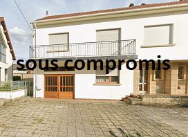 Maison à vendre Thionville. Maison mitoyenne d'un côté située 121 rue de Meilbourg à GARCHE.
Cette maison construite en 1976 sur 3 niveaux peut convenir à une famille ou être transformée en plusieurs logements.
Au rez-de-chaussée: une grande entrée, une cuisine de 12 m², une chambre de 15 m² ainsi qu'une salle de douche et un WC individuel.
Au premier étage un grand dégagement dessert une grande pièce de vie de 27 m², une cuisine individuelle de 18.5 m², deux chambres d'environ 15 m² chacune,  une salle de bains et un WC individuel.
Au deuxième étage, les combles de 90 m² au sol, sont de belle hauteur sous charpente.
Elle dispose également d'un grand garage , des places de parking privatives devant la maison et une cour arrière d'environ 85 m².
Taxe foncière: 1 631 €
Travaux à prévoir : Menuiseries (Vitrage simple bois), Electricité  et rafraichissements (cuisine et salles de bains)
IMMO DM: 03.82.57.31.87



Honoraires inclus de  4.5% TTC  à la charge de l'acquéreur. Prix hors honoraires 210 000 €. Logement à consommation énergétique excessive : Classe énergie G, Classe climat G Montant estimé des dépenses annuelles d'énergie pour un usage standard : entre 6670.00 € et 9070.00 € sur les années 2021, 2022 et 2023 (abonnements compris). Les informations sur les risques auxquels ce bien est exposé sont disponibles sur le site Géorisques : georisques.gouv.fr.